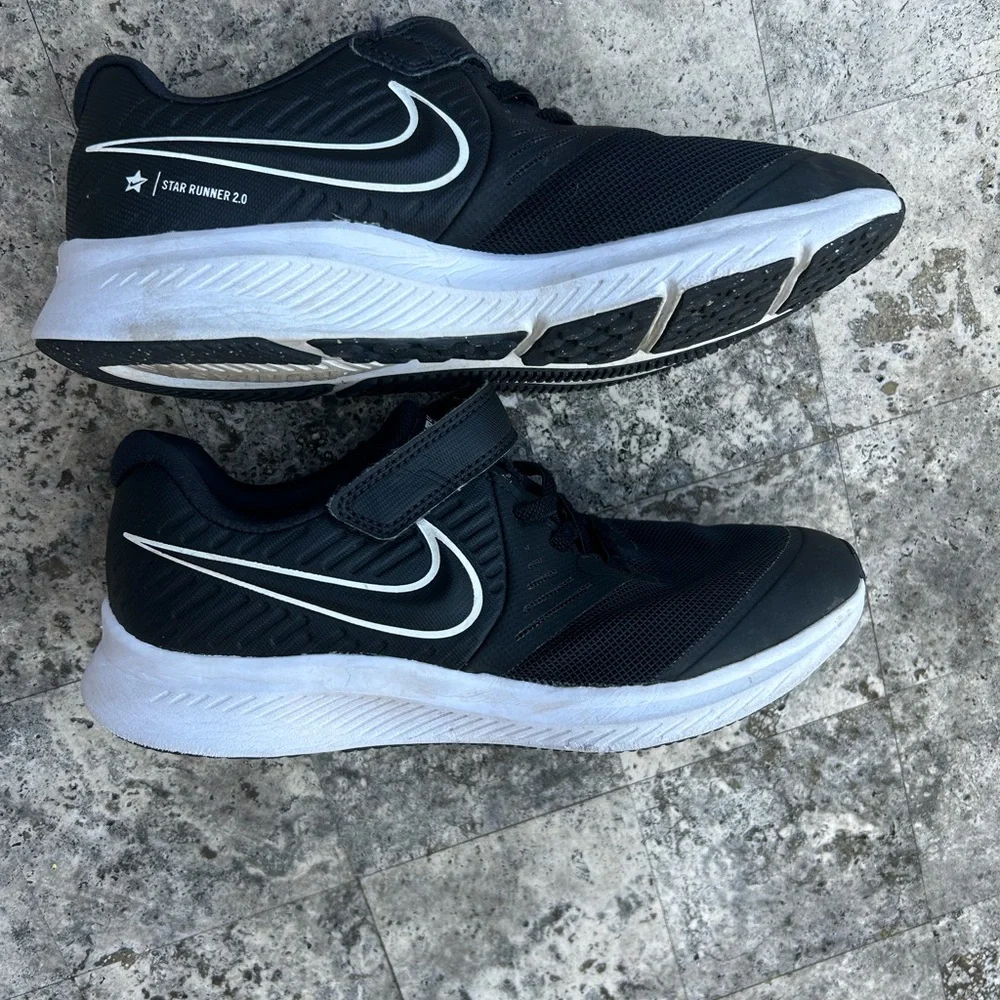 Nike Star Runner 2.0 Youth Size 3 Black Athletic Sneakers. VGUC.